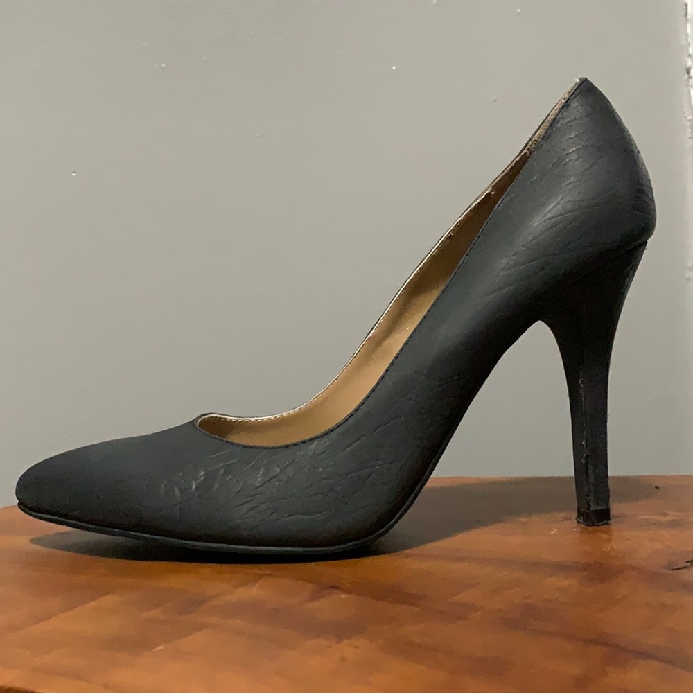 Andrew Candela distressed leather heels. Size 8.